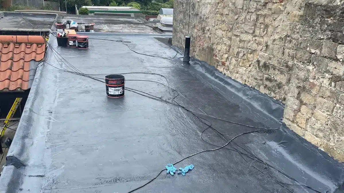 Flat roof finished with a liquid coating